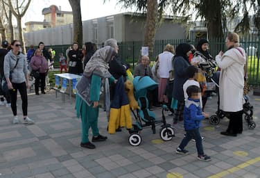 Uscita degli alunni della scuola primaria dellíIstituto Comprensivo Iqbal Masih che rimarr‡ chiusa il 10 aprile per la festa di fine Ramadan vista líelevata presenza di ragazzi di fede islamica a Pioltello. 18 Marzo 2024. ANSA/ANDREA CANALI