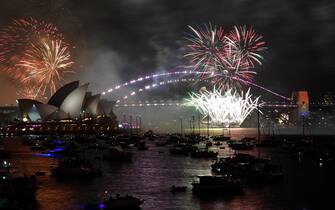 epa10383601 The 9pm fireworks lit the sky over the Sydney Opera House and Sydney Harbour Bridge during New Year's Eve celebrations in Sydney, New South Wales, Australia, 31 December 2022.  EPA/BIANCA DE MARCHI AUSTRALIA AND NEW ZEALAND OUT