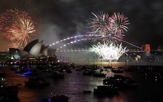 epa10383601 The 9pm fireworks lit the sky over the Sydney Opera House and Sydney Harbour Bridge during New Year's Eve celebrations in Sydney, New South Wales, Australia, 31 December 2022.  EPA/BIANCA DE MARCHI AUSTRALIA AND NEW ZEALAND OUT