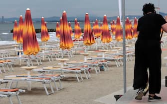 Milano Marittima (Ra). Uno degli stabilimenti balneari attrezzato in attesa dei turisti (Ravenna - 2021-05-29, Roberto Brancolini) p.s. la foto e' utilizzabile nel rispetto del contesto in cui e' stata scattata, e senza intento diffamatorio del decoro delle persone rappresentate