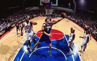 AUBURN HILLS, MI - JUNE 10:  Luke Walton #4 of the Los Angeles Lakers drives to the basket against the Detroit Pistons during Game three of the 2004 NBA Finals at the Palace of Auburn Hills on June 10, 2004 in Auburn Hills, Michigan.  NOTE TO USER: User expressly acknowledges and agrees that, by downloading and/or using this Photograph, user is consenting to the terms and conditions of the Getty Images License Agreement.  Mandatory Copyright Notice: Copyright 2004 NBAE (Photo by Nathaniel S.Butler/NBAE via Getty Images)