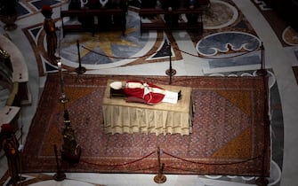 epa10386957 The body of the late Pope Emeritus Benedict XVI (Joseph Ratzinger) lies in the state in the Saint Peter Basilica for public viewing, Vatican City, 03 January 2023. Former Pope Benedict XVI died on 31 December 2022 at his Vatican residence, at the age 95. For three days, starting from 02 January, the body will lay in state in St Peter's Basilica until the funeral on 05 January.  EPA/MASSIMO PERCOSSI / POOL