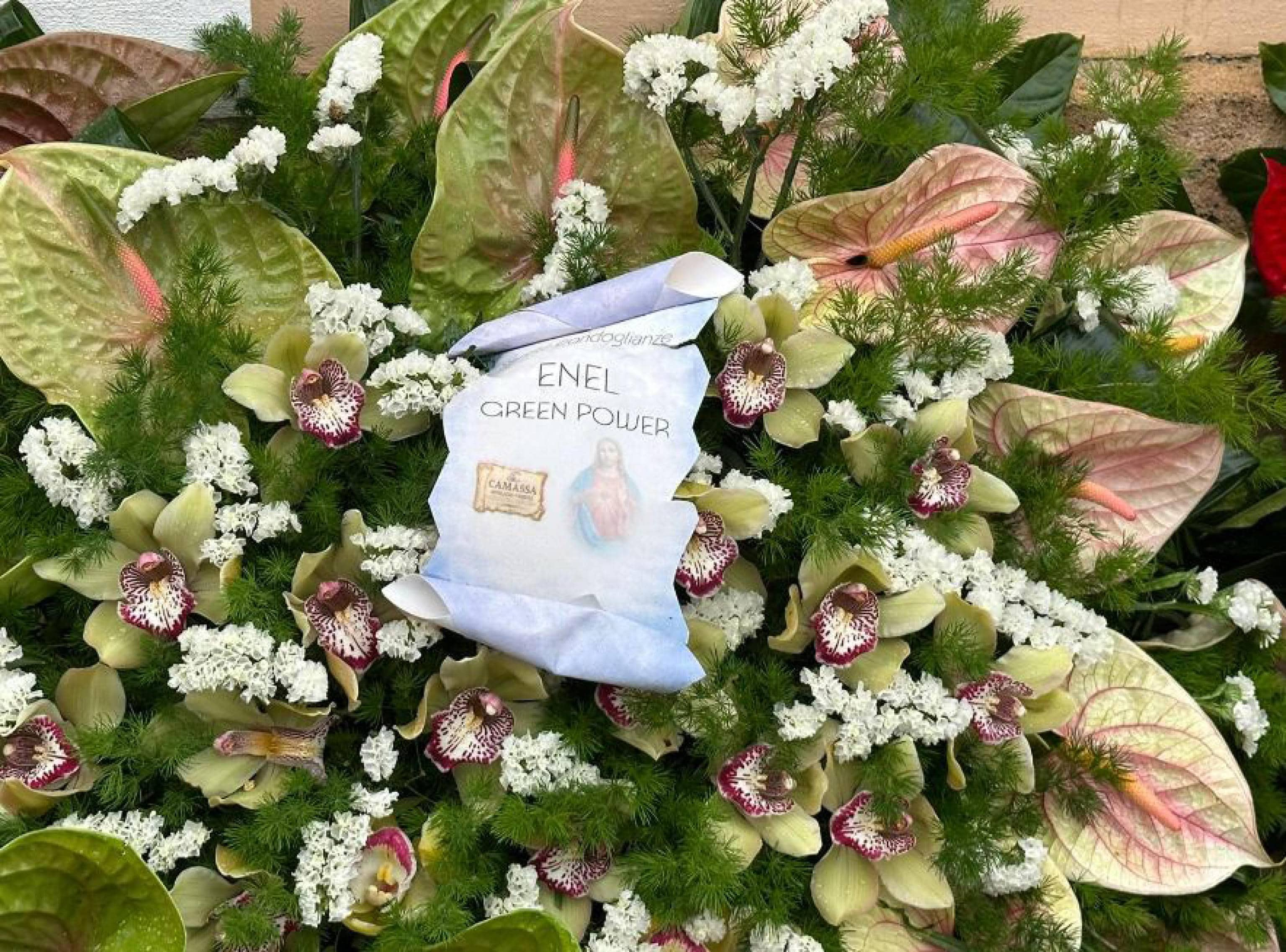 Corona di fiori di Enel Green Power all'ingresso della chiesa di San Carlo Borromeo, nel giorno dei funerali di Mario Pisani, di 73 anni, il più anziano tra le sette vittime della strage della centrale idroelettrica di Bargi, a San Marzano di San Giuseppe (Taranto), 16 aprile 2024. 
ANSA/ GIACOMO RIZZO