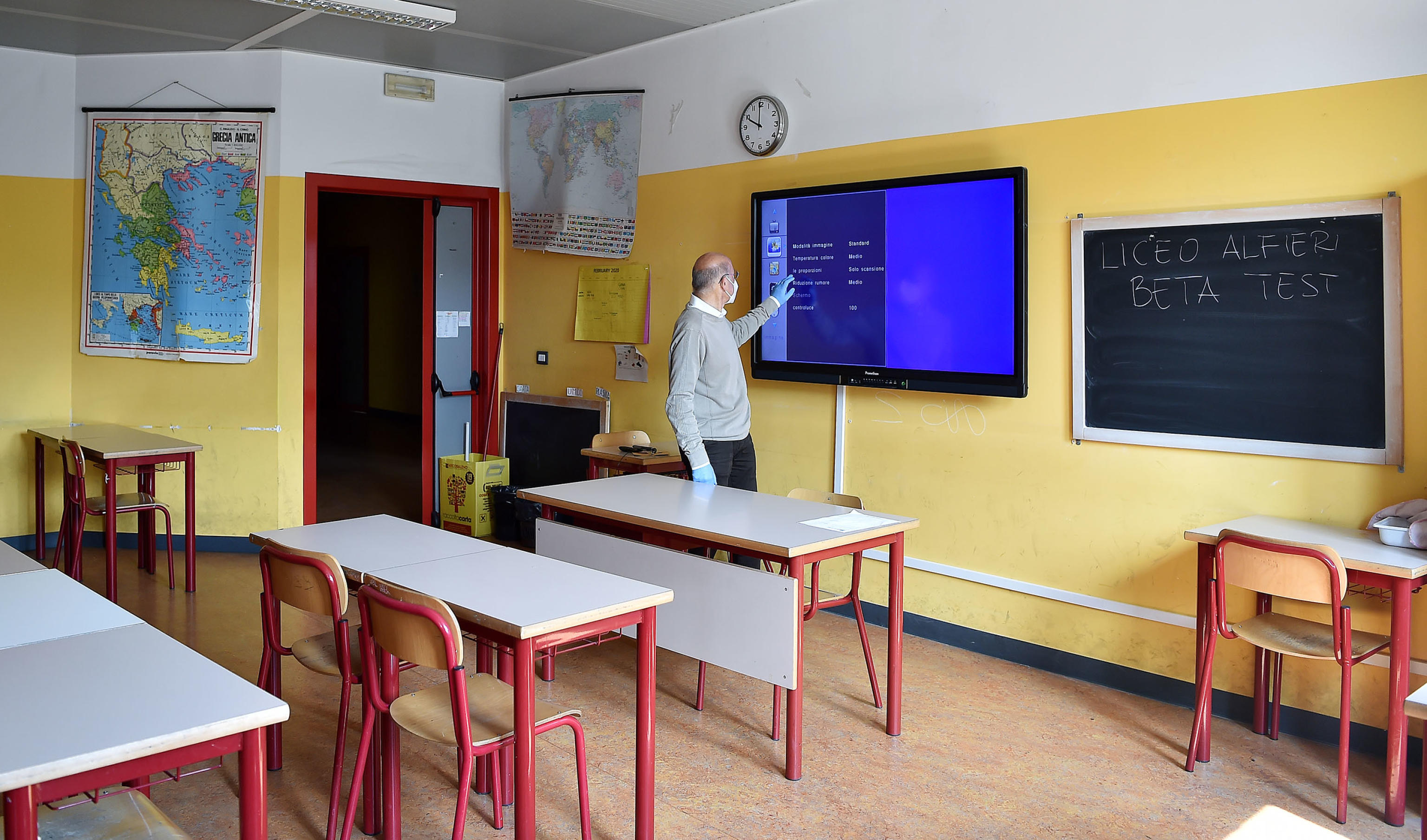 Beta test con entrate diversificate e lezioni virtuali presso il liceo Alfieri, Torino, 06 Maggio 2020. Iniziano in sette scuole del Piemonte, cinque delle quali a Torino, i cosiddetti ''beta test'', ovvero le prove delle misure messe a punto dal Politecnico per la ripresa delle attività scolastiche. La sperimentazione riguarda tutte le procedure organizzative, dai turni all'uso degli spazi e ai flussi di entrata e uscita per rideterminare le attività in rapporto alla tutela della salute, oltre che ai bisogni dei piccoli utenti e delle loro famiglie. Il contributo di Torino riguarda in particolare nidi e scuola dell'infanzia.  ANSA/ ALESSANDRO DI MARCO