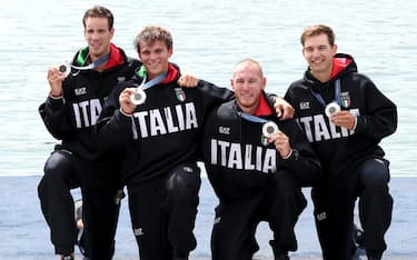 epa11511451 Team Italy pose with their silver medals after placing second in the Men Quadruple Sculls final in the Rowing events of the  Paris 2024 Olympic Games, at the Vaires-sur-Marne Nautical Stadium in Vaires-sur-Marne, France, 31 July 2024.  EPA/ALI HAIDER