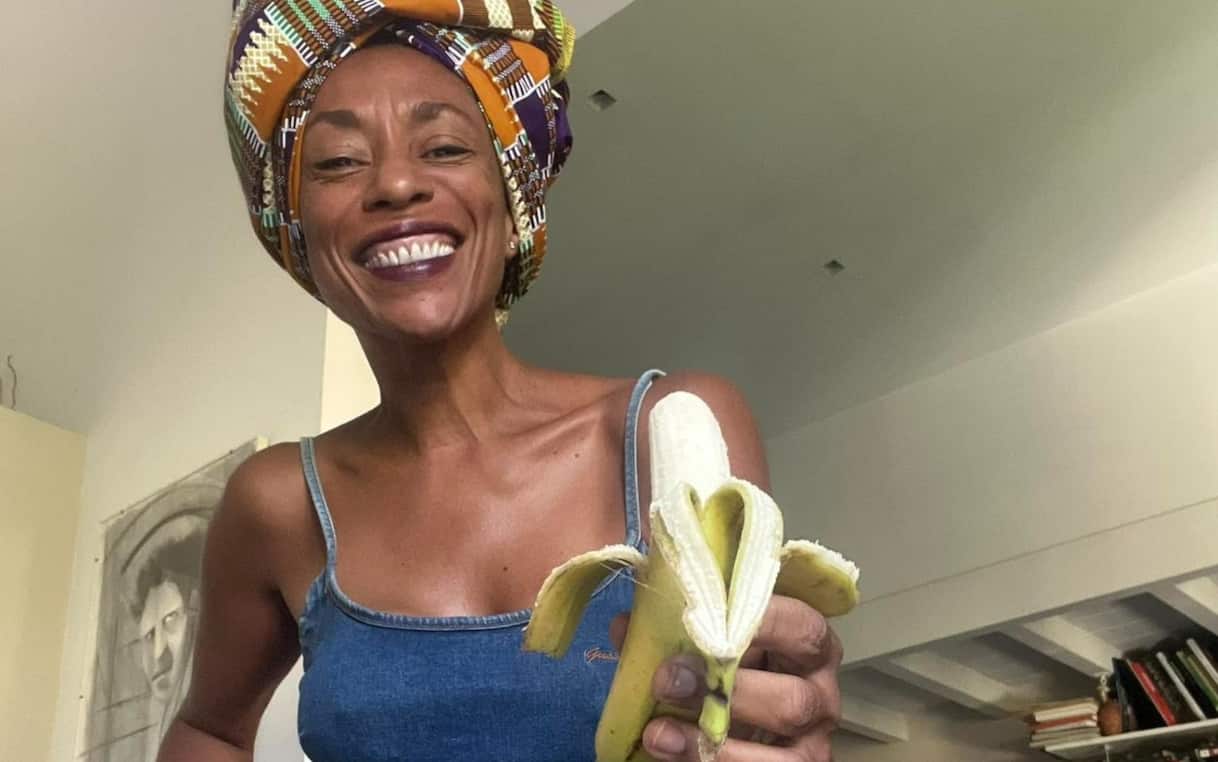 Toscana, insulti razzisti alla candidata Antonella Bundu: lei risponde con una banana