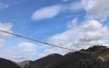 Inaugurazione e attraversamento del ponte tibetano a Sellano, 23 marzo 2024. Ansa/Gianluigi Basilietti