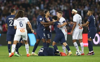epa10248096 Paris Saint Germain's players and Olympique Marseille's players clash during the French Ligue 1 soccer match between Paris Saint-Germain (PSG) and Olympique Marseille at the Parc des Princes stadium in Pa?ris, France, 16 October 2022.  EPA/Mohammed Badra
