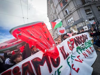 Manifestazione studentesca contro il G7 dei ministri degli esteri e in solidarietà con il popolo palestinese.  Napoli 19 Aprile 2024. ANSA/CESARE ABBATE