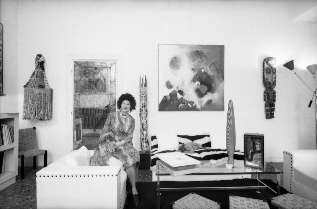 Peggy Guggenheim in salotto con quadro di Bacci alle sue spalle.