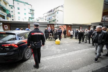 Sono in corso i rilievi dei carabinieri in prima traversa Fosso del Lupo, nel quartiere Secondigliano dove sono stati trovati in un garage condominiale due cadaveri, probabilmente a bordo di un'auto a Napoli, 16 Marzo 2024. ANSA/CESARE ABBATE