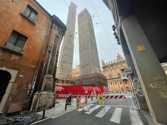 La Torre Garisenda e la Torre degli Asinelli in centro a Bologna, 30 ottobre 2023. ANSA/LEONARDO NESTI