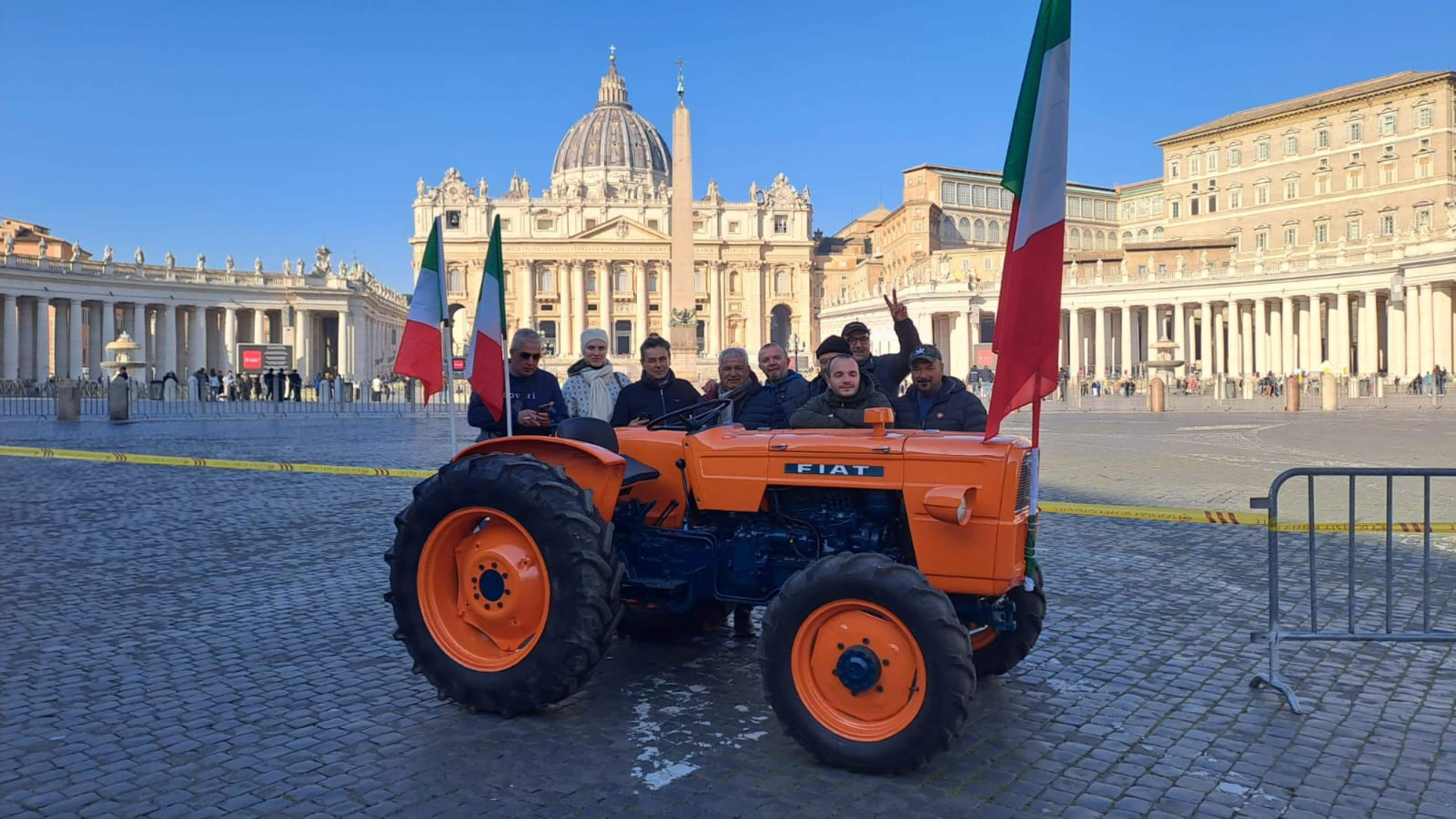 "Con questa benedizione potremmo trovare la forza per vincere la partita": è quanto scrivono le organizzazioni di protesta dei trattori che al momento sono già a Piazza Pio XII, in Vaticano, in attesa dell'Angelus del Papa.
ANSA/GIANLUCA VANNUCCHI