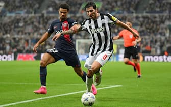NEWCASTLE UPON TYNE, ENGLAND - OCTOBER 04: Sandro Tonali of Newcastle United on the ball whilst under pressure from Warren Zaire-Emery of Paris Saint-Germain during the UEFA Champions League match between Newcastle United FC and Paris Saint-Germain at St. James Park on October 04, 2023 in Newcastle upon Tyne, England. (Photo by Michael Regan/Getty Images)