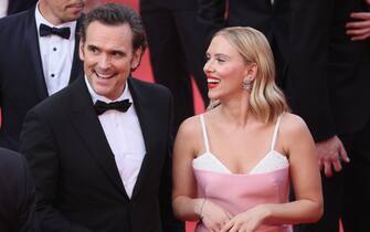 CANNES, FRANCE - MAY 23: Matt Dillon and Scarlett Johansson attend the "Asteroid City" red carpet during the 76th annual Cannes film festival at Palais des Festivals on May 23, 2023 in Cannes, France. (Photo by Mike Coppola/Getty Images)