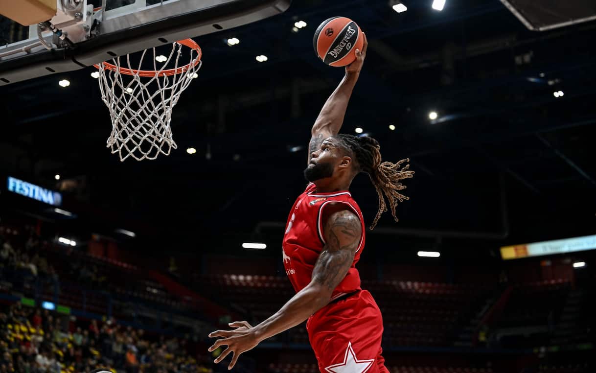 https://static.sky.it/editorialimages/b52af815ebf8789b3c4ed5d6d9c5cf868e38e124/skysport/it/basket/eurolega/2025/10/30/olimpia-milano-paris-eurolega-risultato-video/devin_booker_ciamillo.jpg?im=Resize,width=1218