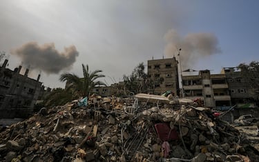 epa10934030 Smoke rises in the distance after Israeli air strikes in Gaza, 23 October 2023. More than 4,700 Palestinians and over 1,400 Israelis have been killed, according to the Israel Defense Forces (IDF) and the Palestinian health authority, since Hamas militants launched an attack against Israel from the Gaza Strip on 07 October.  EPA/MOHAMMED SABER