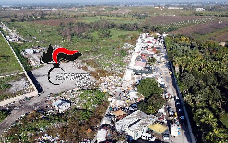 Il campo rom di Giugliano, nel Napoletano, insediamento che sorge in zona ASI e che conta circa 200 baracche, distribuite su una superficie di 50mila metri quadrati, 9 Novembre 2022. ANSA/US CARABINIERI