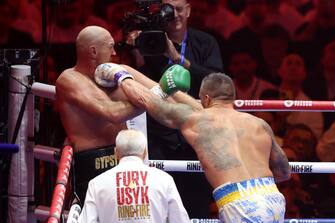 epa11351900 Oleksandr Usyk of Ukraine (R) in action against Tyson Fury of Britain during the Undisputed Heavyweight Champion title bout in Riyadh, Saudi Arabia, 18 May 2024.  EPA/ALI HAIDER