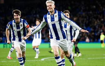 epa11864867 Real Sociedad's Orri Oskarsson (C) celebrates after scoring the 2-0 goal during the UEFA Europa League match between Real Sociedad and PAOK in San Sebastian, Basque Country, northern Spain, 30 January 2025.  EPA/Juan Herrero