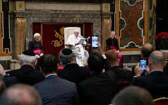 Papa Francesco riceve i partecipanti all'Incontro "Rome call" promosso dalla Fondazione Renaissance, Citta' del Vaticano, 10 gennaio 2023. ANSA/ VATICAN MEDIA ++HO - NO SALES EDITORIAL USE ONLY++