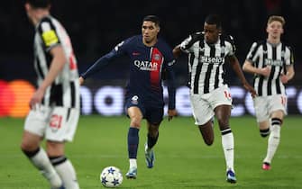 epa11000000 Achraf Hakimi (L) of PSG in action against Alenxander Isak of Newcastle during the UEFA Champions League group F match between Paris Saint-Germain and Newcastle United in Paris, France, 28 November 2023.  EPA/MOHAMMED BADRA