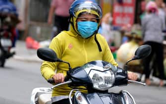 Una donna asiatica su un motorino