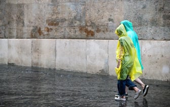 Turisti si riparano dalla pioggia per il temporale abbattutosi sulla Capitale, Roma, 03 settembre 2024. ANSA/ANGELO CARCONI