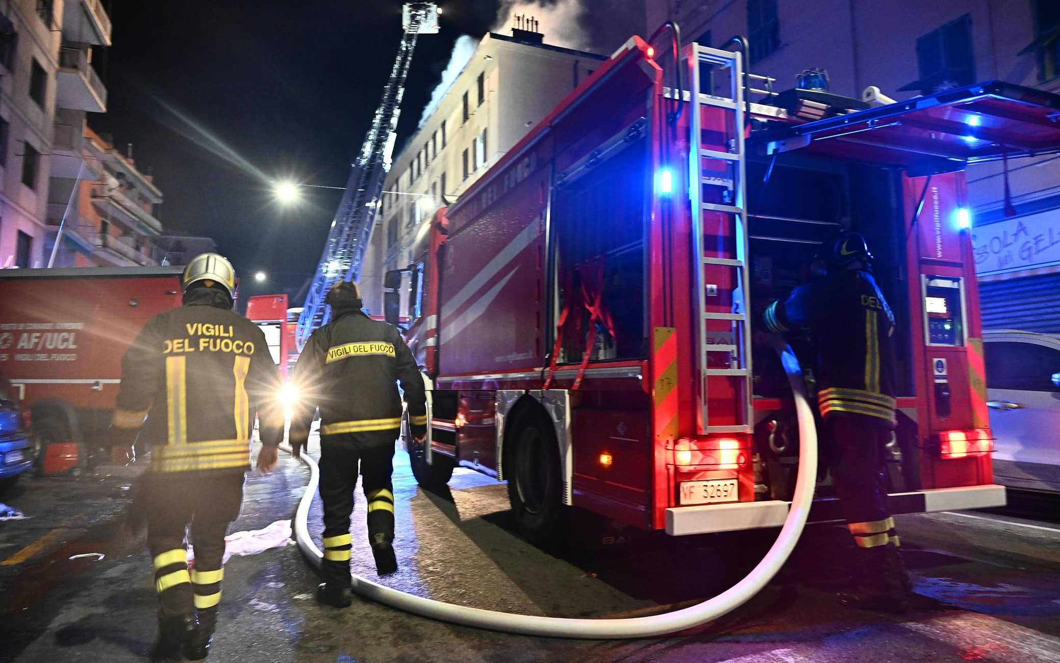 Un vasto incendio ha distrutto gli ultimi piani di un palazzo in via Piacenza nel quartiere di San Gottardo in Valbisagno, un ferito lieve e decine di sfollati. Le operazioni di spegnimento hanno impegnato diverse squadre di Vigili del Fuoco con autobotti e autoscale per tutta la notte. Genova 15 febbraio 2023. 
ANSA/LUCA ZENNARO