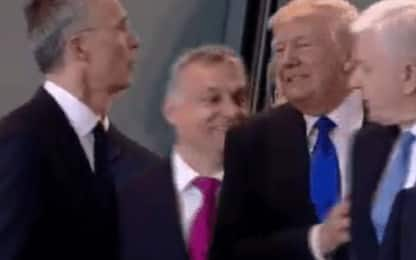 Trump spinge il premier del Montenegro: il video è  virale