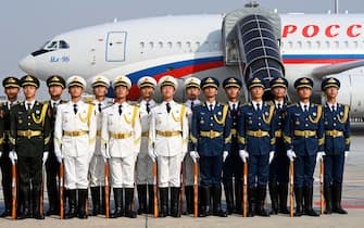 epa10922834 Chinese honor guards stand at attention after welcoming Russia's President Vladimir Putin ahead of the Third Belt and Road Forum at Beijing Capital International Airport in Beijing, China, 17 October 2023.  EPA/Parker Song/POOL