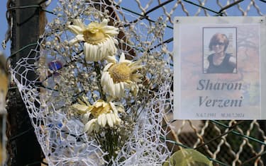 Un orsetto blu, Fiori, lumini e biglietti al cimitero e sul luogo del delitto di Sharon Verzeni assassinata il 30 luglio a Terno d'Isola.