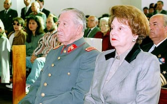 E05-02.09.96-VINA DE MAR-CRO: CILE, MORTO AMMIRAGLIO MARINO, IDEO' GOLPE CONTRO ALLENDE. Il comandante dell'esercito cileno ed ex presidente del Cile (1973-90), Augusto Pinochet, insieme con sua moglie Lucia (d), assiste ai funerali dell'ammiraglio a riposo Jose Toriblo Merino, ieri a Vina de Mar. TO                     CRIS BOURONCLE/ANSA