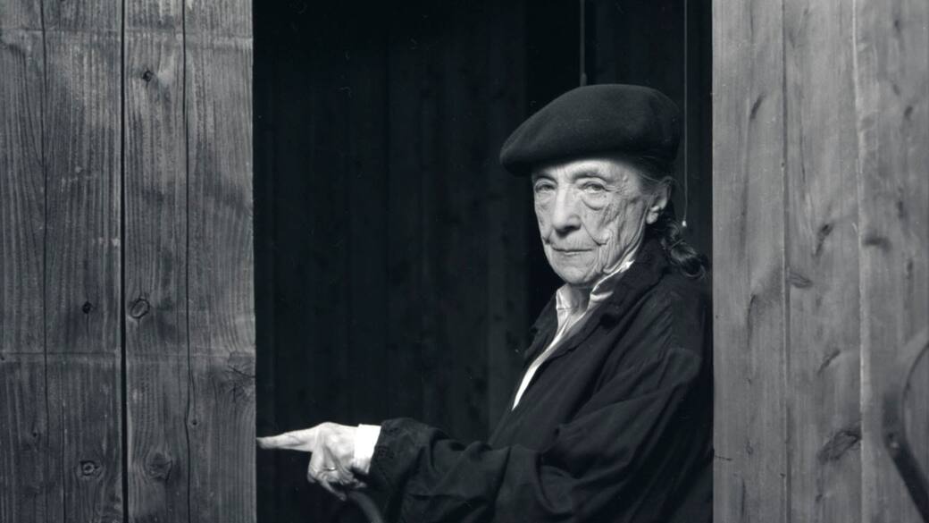 Louise_Bourgeois_at_the_entrance_to_her_sculpture_Precious_Liquids_(Coll_Centre_Pompidou)_in_1992_(detail).Art_©_The_Easton_Foundation_Licensed_by_BONO_NO_Photo_©_Sebastian_Piras.jpg