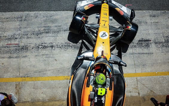 https://static.sky.it/editorialimages/b5db31c2818a77ce5e2c716b7f3be1b1bf3b3cad/skysport/it/motori/formula-1/video/2025/05/31/f1-norris-gp-spagna-intervista/norris-mclaren-ipa.jpg?im=Resize,width=565
