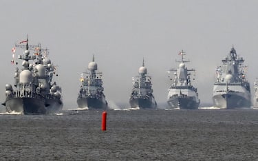 epa06899998 Russian Navy ships in ther Gulf of Finland, 20 July 2018 during a preparation before the Russia Navy Day parade in Kronstadt. Traditionally the Russia Navy Day is celebrated on the last Sunday in July.  EPA/ANATOLY MALTSEV