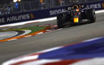 MARINA BAY STREET CIRCUIT, SINGAPORE - OCTOBER 02: Max Verstappen, Red Bull Racing RB18 during the Singapore GP at Marina Bay Street Circuit on Sunday October 02, 2022 in Singapore, Singapore. (Photo by Zak Mauger / LAT Images)