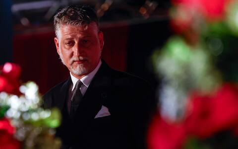 Il ministro della Cultura Alessandro Giuli durante la camera ardente di Pippo Baudo, allestita al Teatro delle Vittorie della Rai, Roma, 18 agosto 2025. ANSA/ANGELO CARCONI