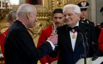 epa12021473 A handout photo made available by the Quirinale Palace Press office shows Italian President Sergio Mattarella (R) with King Charles III (L), during the State Banquet at the Quirinale Palace in Rome, Italy, 09 April 2025.  EPA/PAOLO GIANDOTTI / QUIRINALE PALACE PRESS OFFICE HANDOUT           HANDOUT EDITORIAL USE ONLY/NO SALES