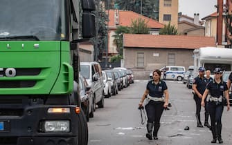 Donna travolta e trascinata da mezzo pesante Amsa, Polizia Locale sul posto per effettuare i rilievi, Milano, 18 settembre 2023. Soccorsa dal 118 mentre si trovava in arresto cardiocircolatorio, la donna di 70 anni è stata trasportata in codice rosso al San Raffaele.
Ansa/Andrea Fasani