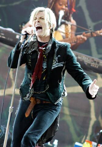 David Bowie performs at Compaq Center on January 27, 2004 in San Jose, California. (Photo by Tim Mosenfelder/Getty Images)