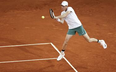 epa11304544 Jannik Sinner of Italy in action during his men's singles Round of 64 match against compatriot Lorenzo Sonego at the Madrid Open tennis tournament, Madrid, Spain, 27 April 2024.  EPA/SERGIO PEREZ