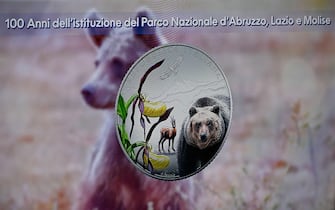 La moneta dedicata ai 100 anni del Parco Nazionale dÕAbruzzo, Lazio e Molise, fa parte della collezione numismatica 2023 presentata oggi a Roma, 7  febbraio 2023.   ANSA/MAURIZIO BRAMBATTI