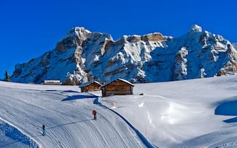 Ski slope against mountain range in the skiing region Alta Badia, La Villa, Alta Badia, Dolomites, South Tyrol, Italy