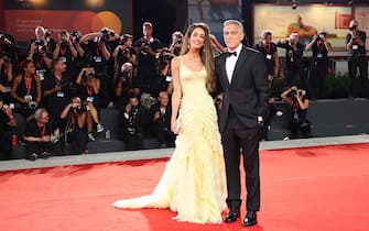 VENICE, ITALY - SEPTEMBER 01: Amal Clooney and George Clooney attend the "Wolfs" red carpet during the 81st Venice International Film Festival on September 01, 2024 in Venice, Italy. (Photo by Daniele Venturelli/WireImage)