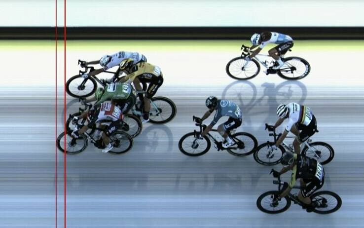 Il fotofinish sul traguardo di Poitiers tour