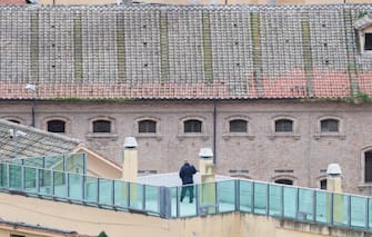 Le forze dell'ordine nei pressi del carcere di Regina Coeli, dove alcuni detenuti hanno divelto una grata sul tetto dalla quale hanno buttato cartoni, giornali e anche un materasso a cui hanno dato fuoco, Roma, 9 marzo 2020.
ANSA/CLAUDIO PERI