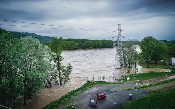maltempo 2 dispersi nel vicentino pericolo valanghe in piemonte allerta rossa in emilia