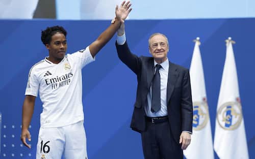epa11498907 Real Madrid's new player, Brazilian striker Endrick (L), poses for the photographers with Real Madrid's President Florentino Perez (R) during his presentation at the Santiago Bernabeu Stadium in Madrid, Spain, 27 July 2024.  EPA/MARISCAL