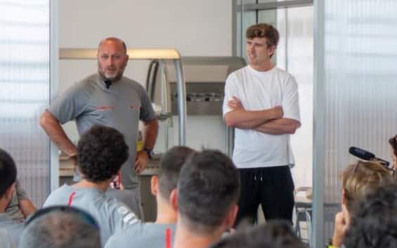 https://static.sky.it/editorialimages/b66dd8abf747aa5ec61400892d5460c0346cc3db/skysport/it/altri-sport/vela/video/2025/06/20/burling-luna-rossa-giovanni-bruno-commento-video/Luna_rossa_Burling_2025.jpg?im=Resize,width=565